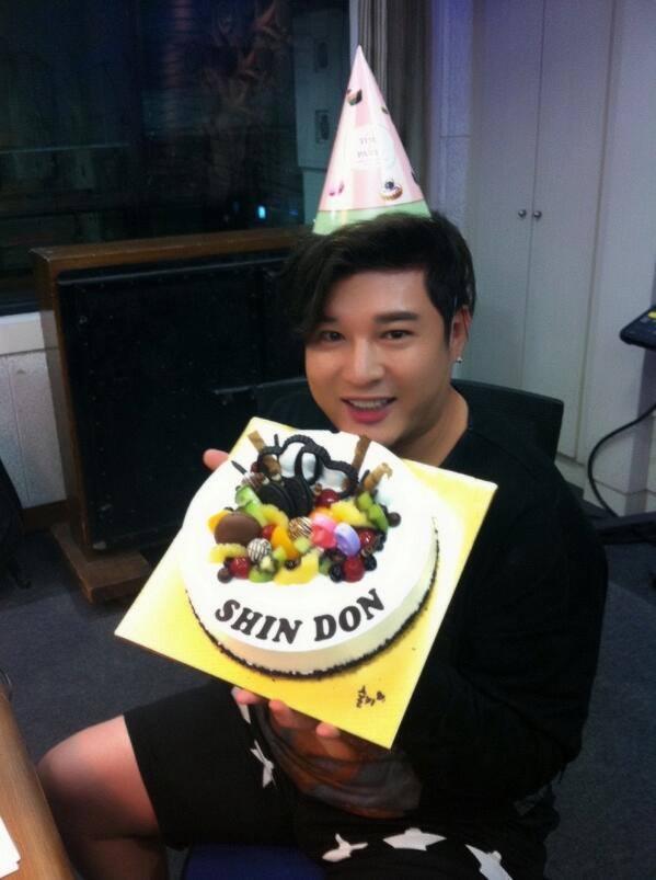 http://s8.picofile.com/file/8268940484/shindong44.jpg
