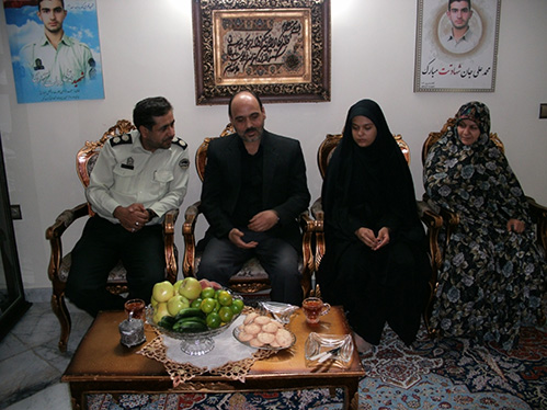 دیدار سرهنگ نورآبادی ریاست کلانتری119 مهرآباد جنوبی با خانواده شهید محمّد علی دولت آبادی به مناسبت هفته نیروی انتظامی