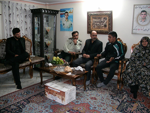 دیدارسرهنگ حسن نورآبادی ریاست محترم کلانتری 119 مهرآباد جنوبی با خانواده شهیدمحمّدعلی دولت ابادی به مناسبت هفته نیروی انتظامی