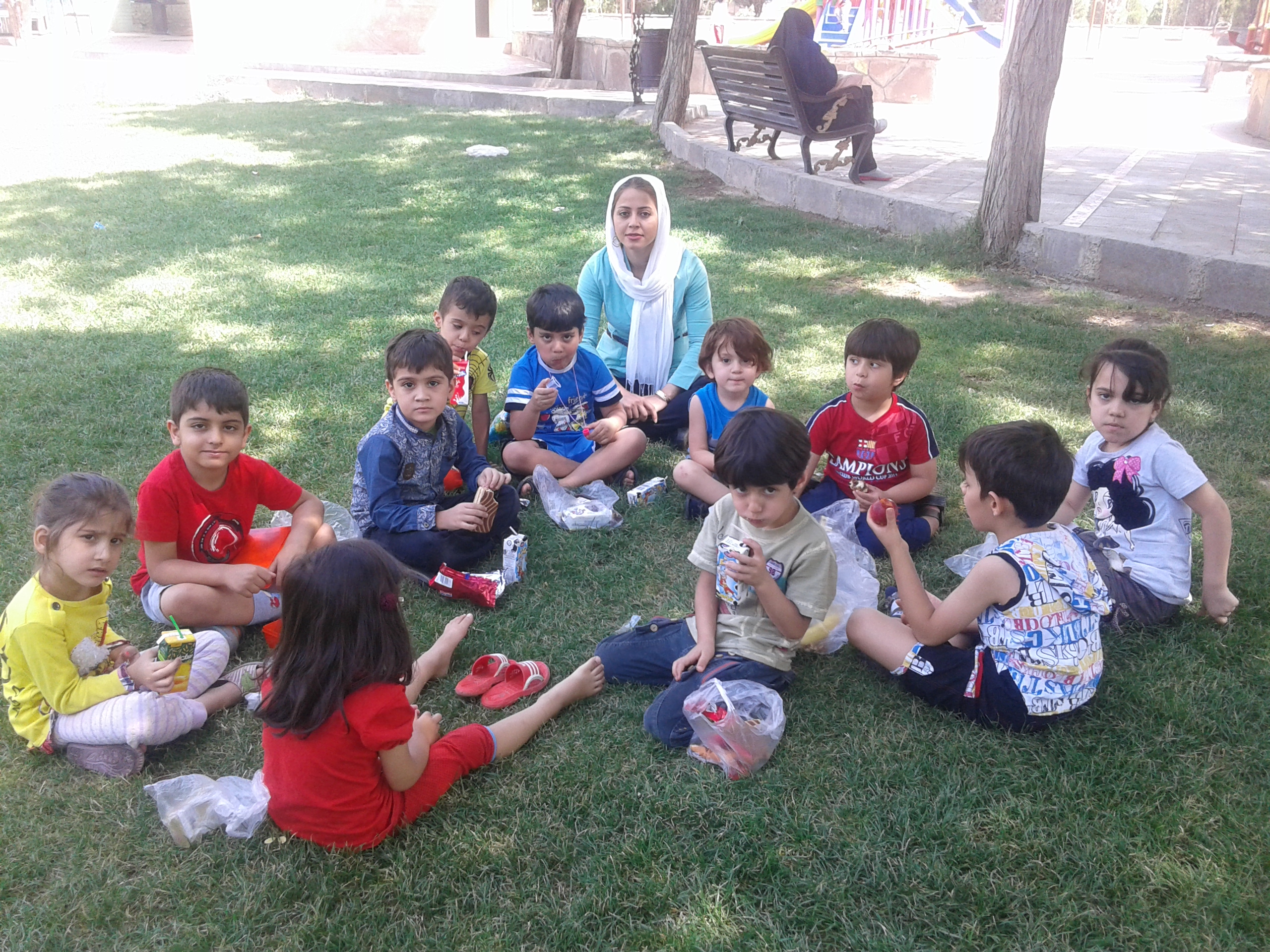 رفتن بچه ها به <a href='http://5bachehayekhalaghc.niloblog.com/p/2/'>پارک</a>
