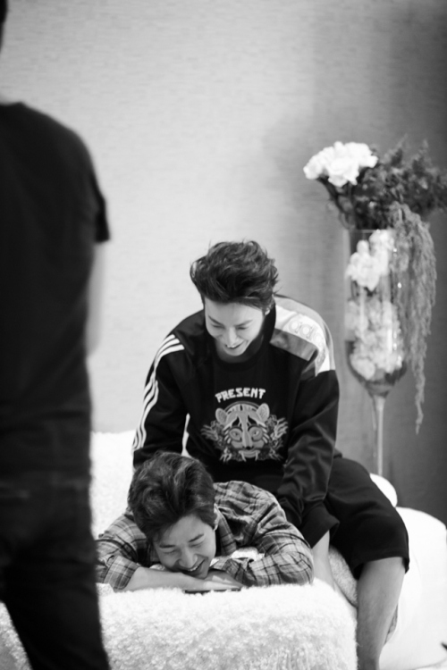 http://s8.picofile.com/file/8271092450/150503_official_ss6ina7.jpg