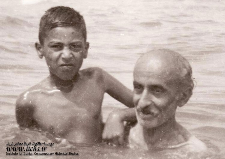 علی اسفندیاری در کنار فرزندش شراگیم، در یوش