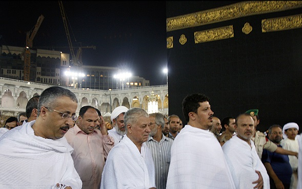 هاشمی و فرزندش در حال طواف