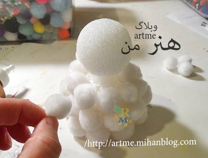 http://s8.picofile.com/file/8281896384/pom_pom_snowman_step_4.jpg