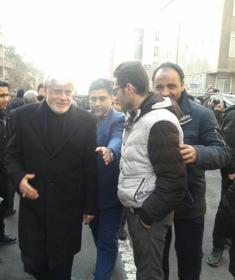 درحاشیه مراسم تشییع پیکر حضرت آیت الله هاشمی رفسنجانی مهندس وحید کاظم زاده قاضی جهانی در کنار دکتر محمدرضا عارف  رئیس فراکسیون امید مجلس