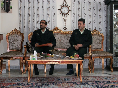 دیدارپرسنل فرماندهی انتظامی تهران بزرگ باخانواده شهیدمحمدعلی دولت آبادی درآستانه نوروز1396