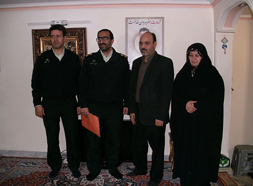 دیدارپرسنل فرماندهی انتظامی تهران بزرگ باخانواده شهیدمحمدعلی دولت آبادی درآستانه نوروز1396