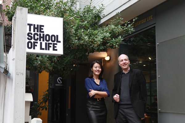 آلن دوباتن به همراه مدیر شعبه سئول مدرسه زندگی آلن دوباتن به همراه مدیر شعبه سئول مدرسه زندگی