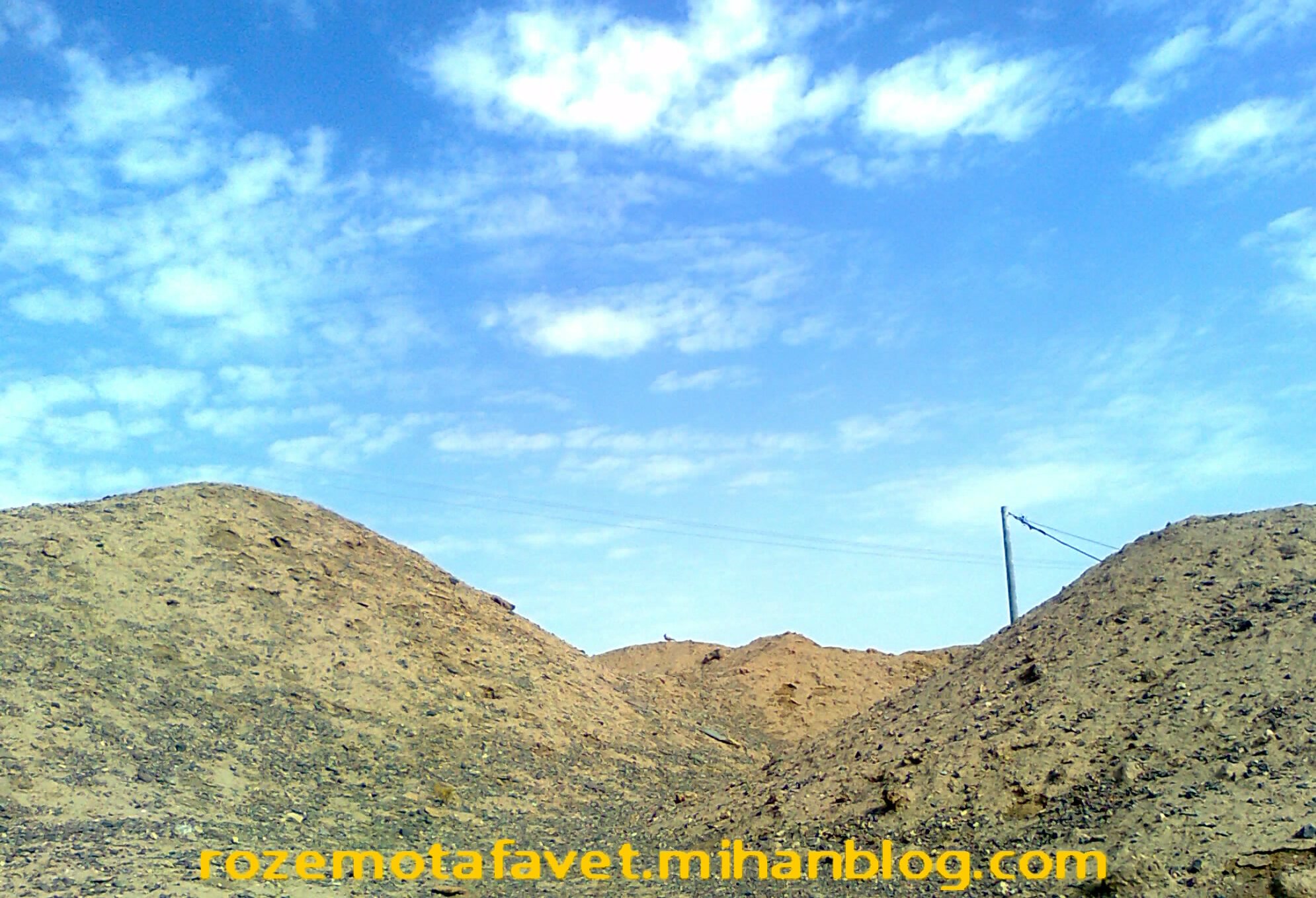 کوه و تپه در بیابان