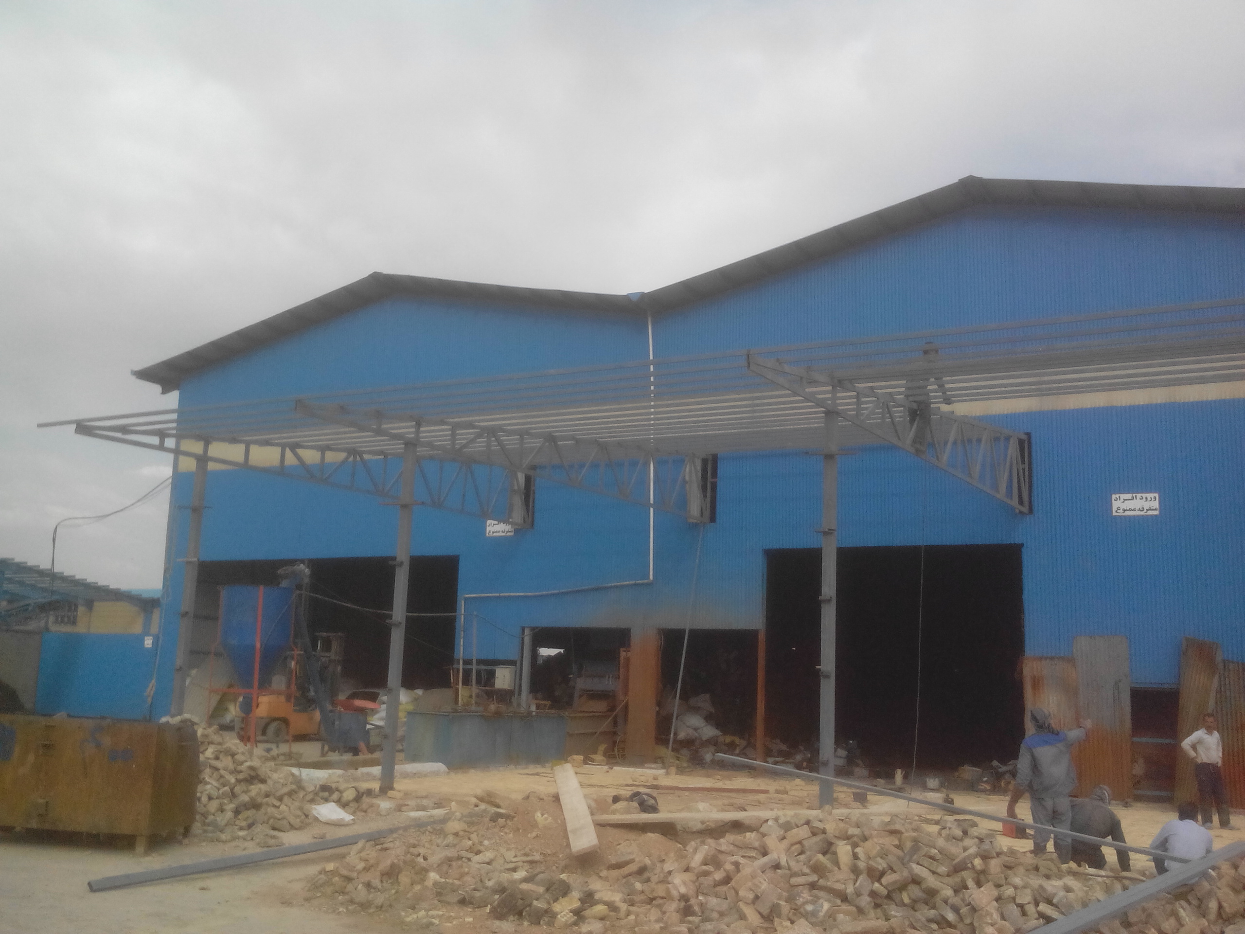 اجرای سقف سوله با ورق کرکره آبی رنگ