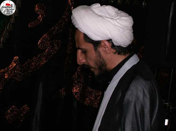 اقامه نماز جماعت مغرب وعشاء درمراسم پنجمین سالگرد شهادت شهید مدافع وطن محمدعلی دولت آبادی درحسینیه شهید دولت آبادی-شهدای نیروی انتظامی