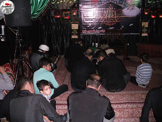 قرائت زیارت عاشورا توسط خادمین هیئت زوارالحسین  درمراسم پنجمین سالگرد شهادت شهیدمحمدعلی دولت آبادی هیئت زوارالحسین(ع) درحسینیه شهیددولت آبادی-شهدای مدافع نظم وامنیت وطن