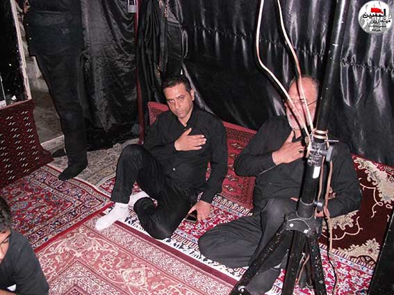 مداحی وسینه زنی درمراسم پنجمین سالگرد شهادت شهیدمحمدعلی دولت آبادی هیئت زوارالحسین(ع) درحسینیه شهیددولت آبادی-شهدای فرماندهی انتظامی تهران بزرگ