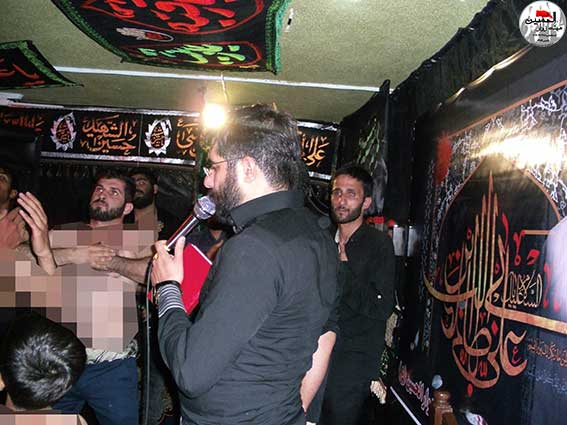 مداحی وسینه زنی درمراسم پنجمین سالگرد شهادت شهیدمحمدعلی دولت آبادی هیئت زوارالحسین(ع) درحسینیه شهیددولت آبادی-شهدای فرماندهی انتظامی تهران بزرگ