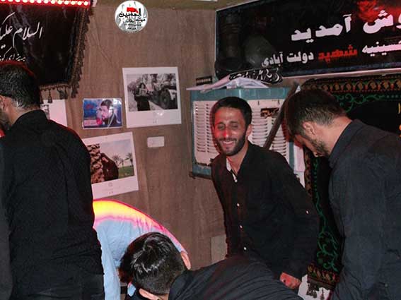 جوانان هیئت زوارالحسین علیه السلام درمراسم پنجمین سالگرد شهادت شهید مدافع وطن شهیدمحمدعلی دولت آبادی هیئت زوارالحسین(ع) درحسینیه شهیددولت آبادی-شهدای پلیس پیشگیری