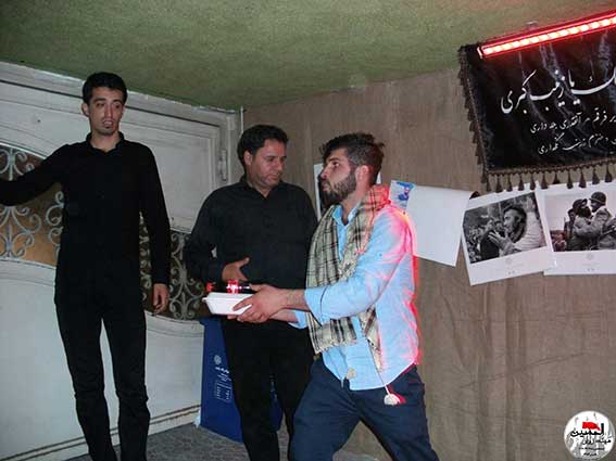 جوانان هیئت زوارالحسین علیه السلام درمراسم پنجمین سالگرد شهادت شهید مدافع وطن شهیدمحمدعلی دولت آبادی هیئت زوارالحسین(ع) درحسینیه شهیددولت آبادی-شهدای پلیس پیشگیری