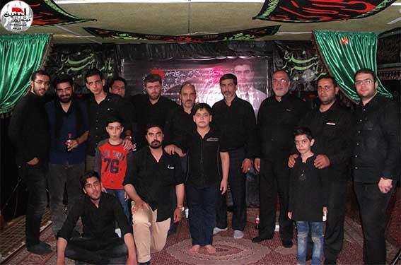 جمعی از جوانان هیئت زوارالحسین علیه السلام درمراسم پنجمین سالگرد شهادت شهیدمحمدعلی دولت آبادی هیئت زوارالحسین(ع) درحسینیه شهیددولت آبادی-شهدای پلیس  پیشگیری