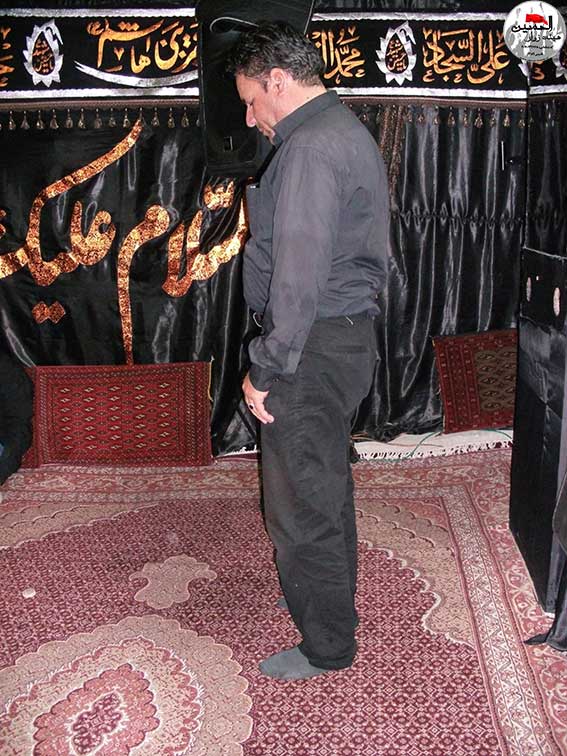 اقامه نماز جماعت مغرب وعشاء درمراسم پنجمین سالگرد شهادت شهید مدافع وطن محمدعلی دولت آبادی درحسینیه شهید دولت آبادی-شهدای نیروی انتظامی