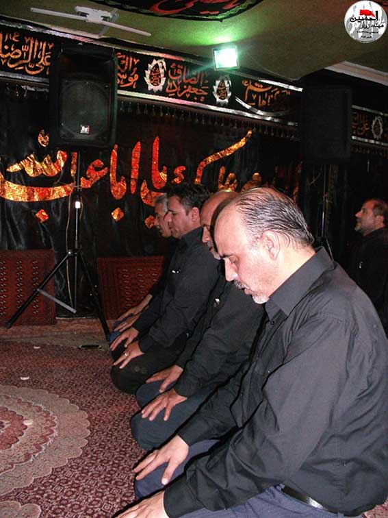 اقامه نماز جماعت مغرب وعشاء درمراسم پنجمین سالگرد شهادت شهید مدافع وطن محمدعلی دولت آبادی درحسینیه شهید دولت آبادی-شهدای نیروی انتظامی