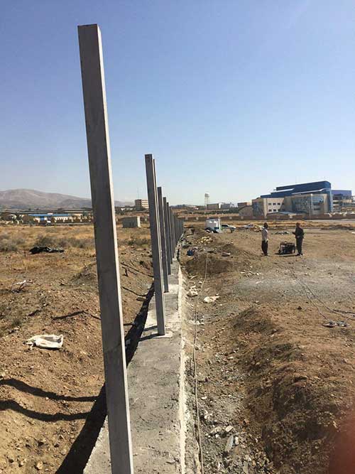 نصب ستونهاي ١٠*١٠ جهت ديوار محوطه