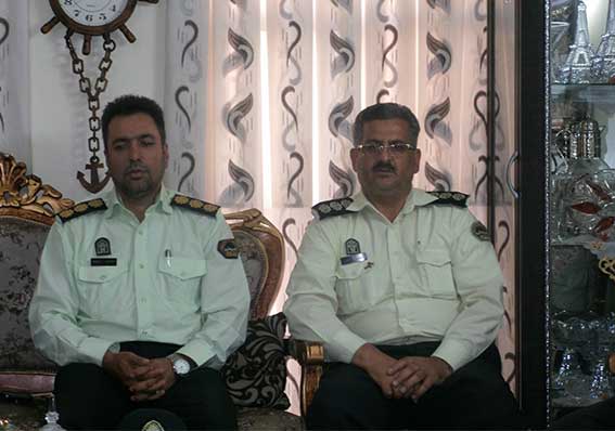 سرکلانتر یازدهم فاتب سرهنگ ارباب پور وریاست محترم کلانتری 106 شهید نامجو سرهنگ نوایی در دیدار با خانواده شهیددولت آبادی به مناسبت هفته نیروی انتظامی