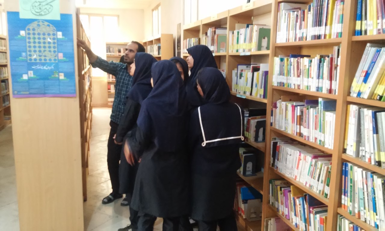 بازید دانش آموزان دبیرستان دخترانه اندیشه از کتابخانه شهید چمران