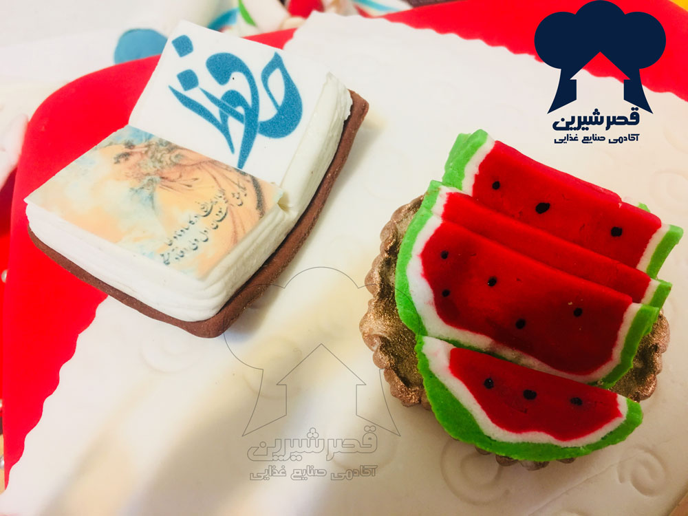 آموزش تزئین و دور تخصصی کیک از پخت در آموزشگاه آشپزی شیرینی فینگرفود قصرشیرین اصفهان کیک کرسی شب یلدا