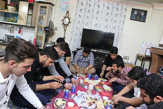 خادمین هیئت زوارالحسین علیه السلام در بیست وپنجمین سالروز تولد شهید مدافع وطن شهیددولت آبادی،اسفند 1396 خادمین هیئت زوارالحسین علیه السلام در بیست وپنجمین سالروز تولد شهید مدافع وطن شهیددولت آبادی،اسفند 1396