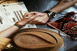به هم لم داده بودیم! ، منبع :
http://kolbehyetanhayi.mihanblog.com/post/5656 به هم لم داده بودیم!