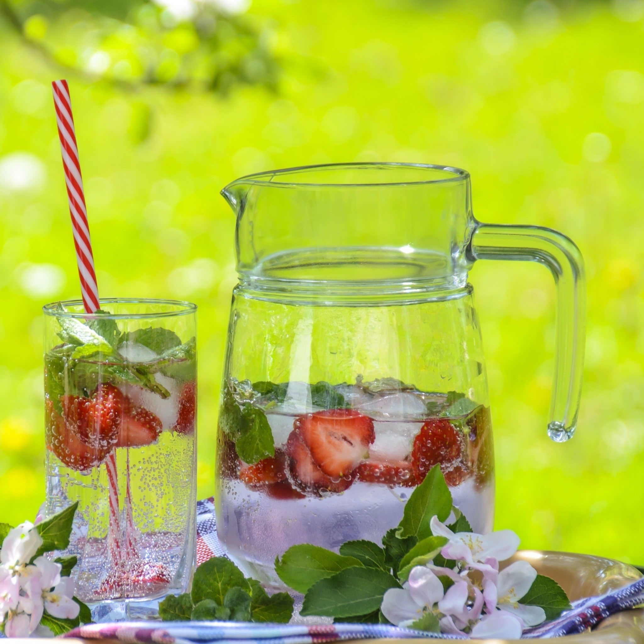strawberry_lemonade_pitcher_wallpaper