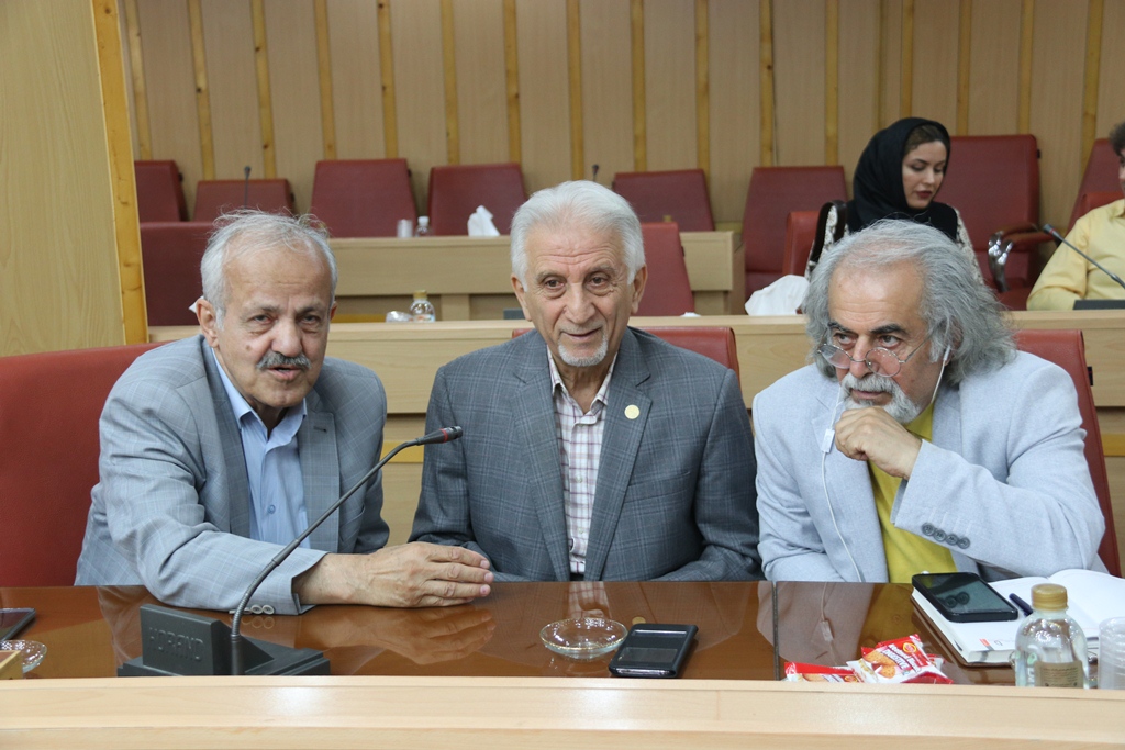 استاندار در دیدار با هنرمندان گیلانی مطرح کرد: مدیریت فضاهای فرهنگی و هنری دولتی به هنرمندان واگذار شود/دولتی شدن هنر منجر به آسیب این بخش میشود