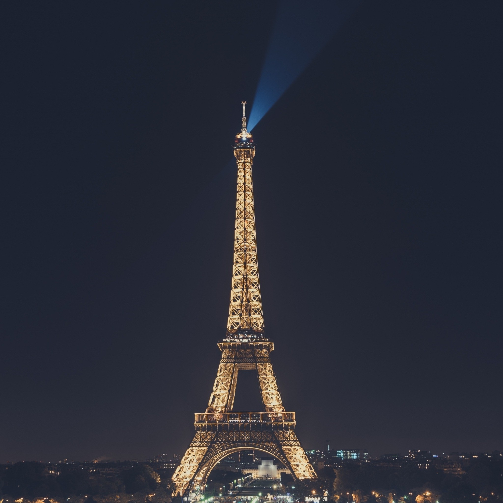 eiffel_tower_at_night_paris_france_wallpaper
