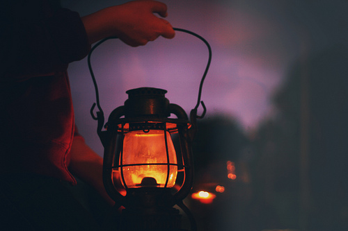 چراغی در دست