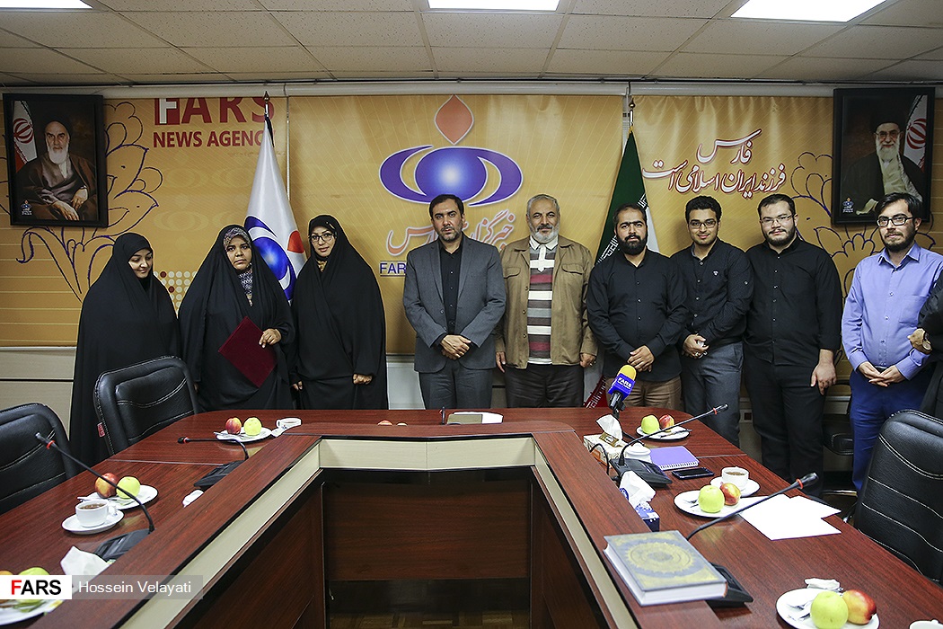 «فاطمه رحیماویان» عکاس خبرگزاری فارس که در حین حادثه و حمله تروریستی گروهک‎ تکفیری به مردم بی‎گناه و رژه نیروهای مسلح در اهواز، صحنه‎ها و تصاویری شجاعانه را از غیرت و رشادت مردم، سربازان و پاسداران خلق کرده بود، عصر دوشنبه ۲ مهر ۱۳۹۷ با حضور در دفتر خبرگزاری فارس توسط پیام تیرانداز مدیرعامل این خبرگزاری مورد تقدیر و تجلیل قرار گرفت.