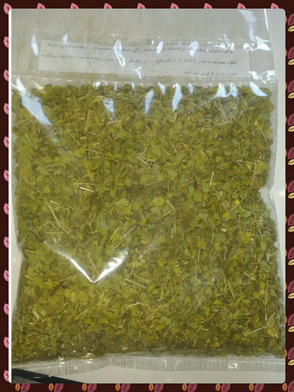   آویشن درختچه ای کوتاه و پر شاخه است. شاخه های علفی آن پوشیده از برگ هایی در قسمت فوقانی ساقه است.