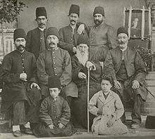 امان الله خان به عنوان یک پسر جوان (نشسته به جلو سمت چپ) با خانواده اش، قبیله Donboli، حدود 1870.