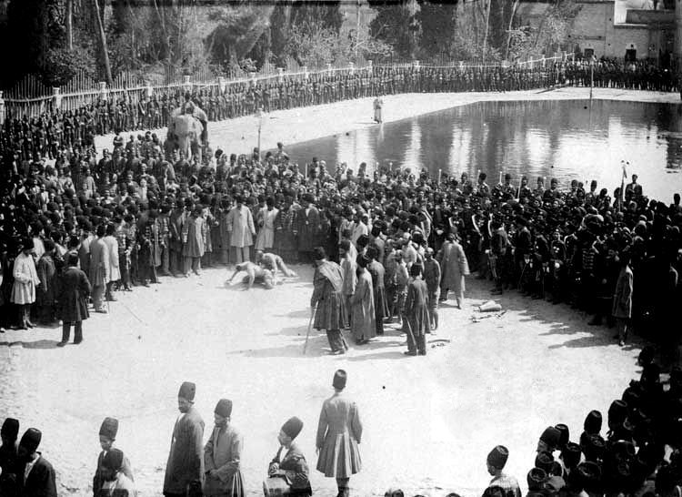 گردهمایی مردم برای تماشاي کشتي پهلواني در دوره ناصرالدین شاه در ميدان ارک تهران