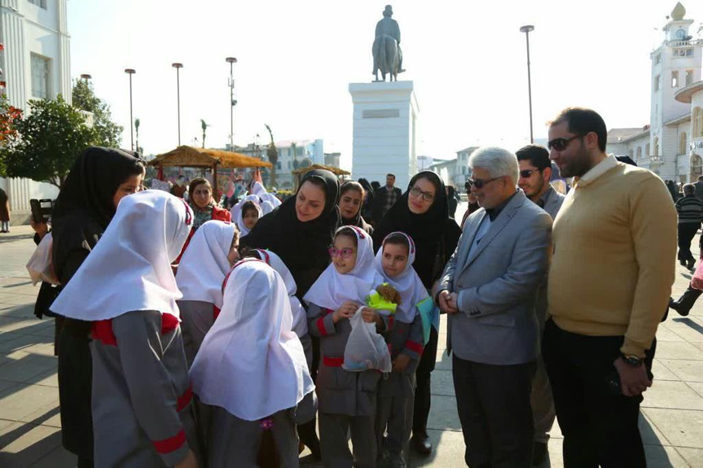 بازدید علی بهارمست سرپرست شهرداری رشت از برنامه های متعدد شهرداری رشت در پیاده راه فرهنگی رشت به مناسبت روز رشت 9 photo 2019 01 02 13 20 00