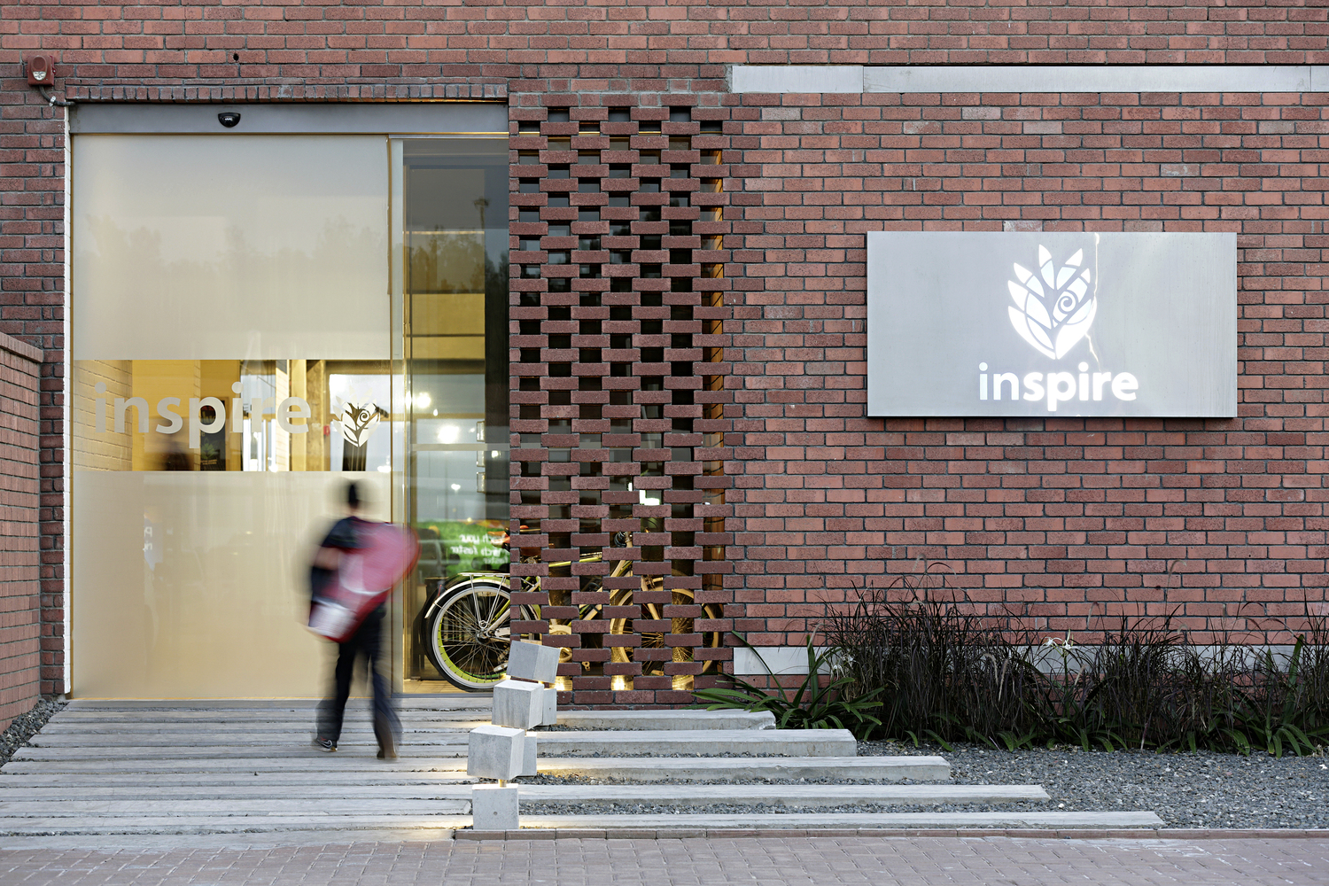 طراحی داخلی ورزشگاهی در سبک صنعتی در کویت Inspire Pure Fitness Gym / Alhumaidhi Architects