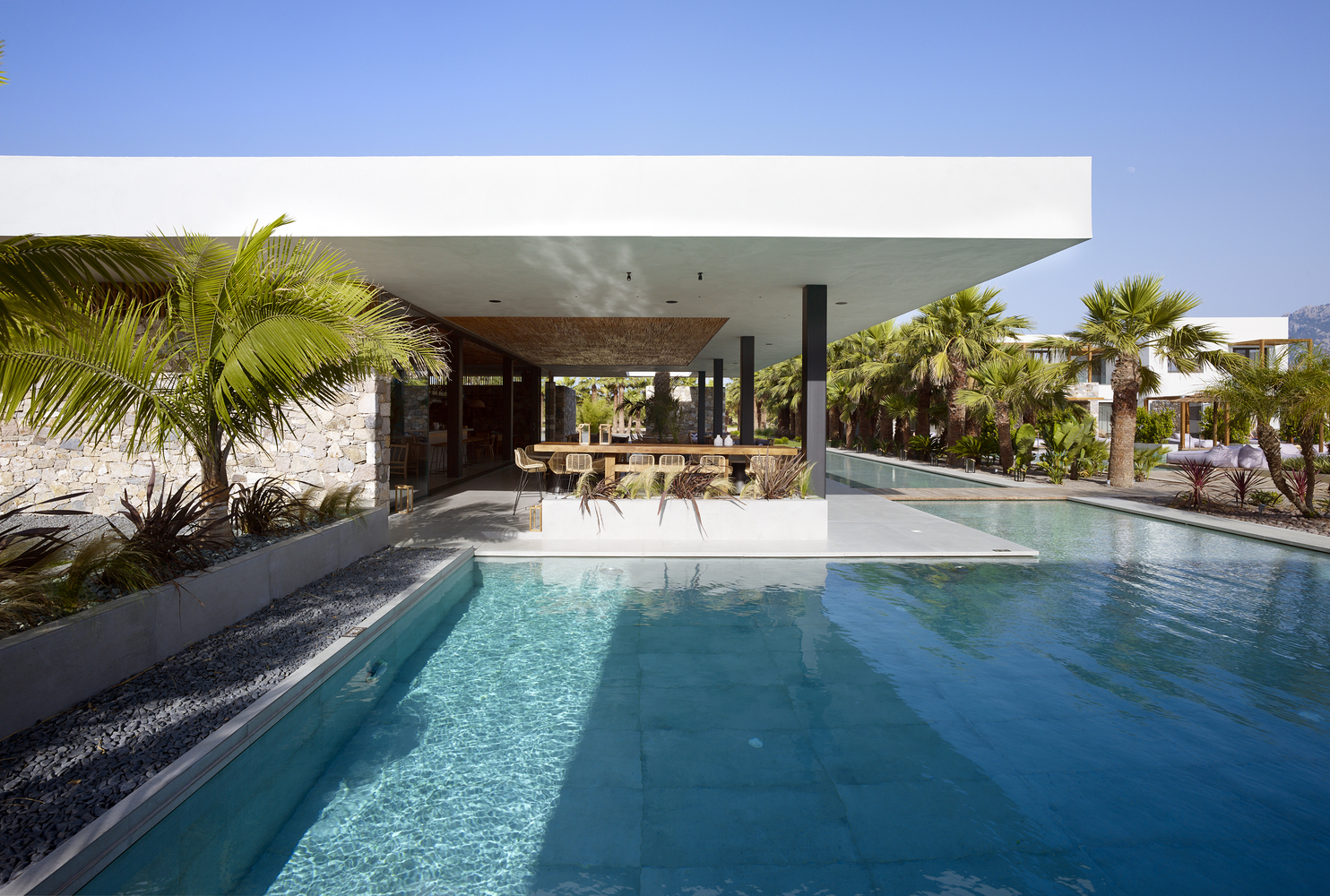 ویلای رویایی یونان Caravia Beach Junior Suites & Restaurant / Mastrominas ARChitecture