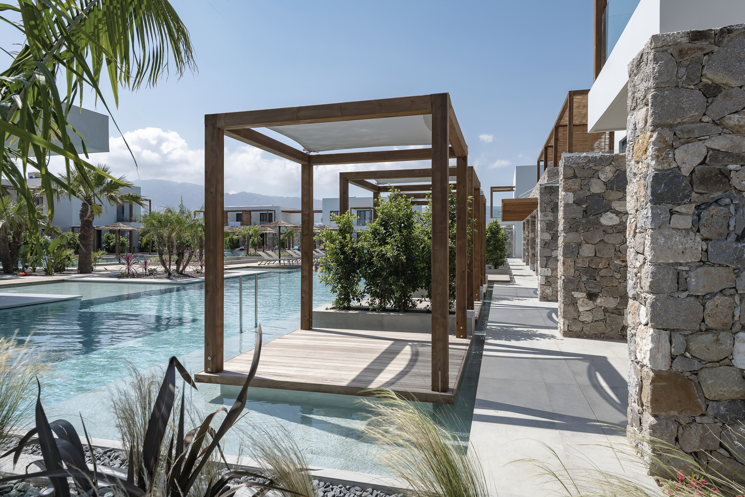ویلای رویایی یونان Caravia Beach Junior Suites & Restaurant / Mastrominas ARChitecture