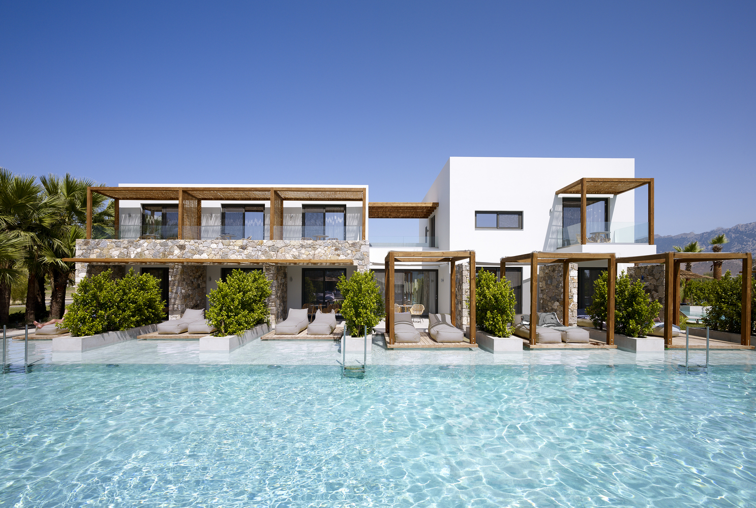 ویلای رویایی یونان Caravia Beach Junior Suites & Restaurant / Mastrominas ARChitecture