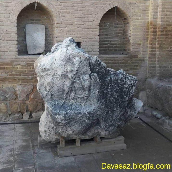 قطعه سنگ منقوش داخل برکه در محوطه موزه هفت تنان شیراز