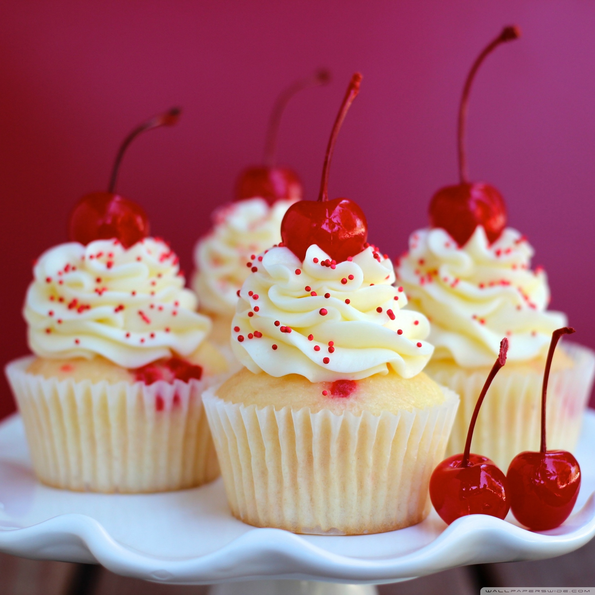 almond_cherry_cupcakes_wallpaper