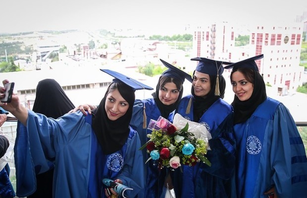 فارغ‌التحصیلان دختر در دانشگاهی در ایران