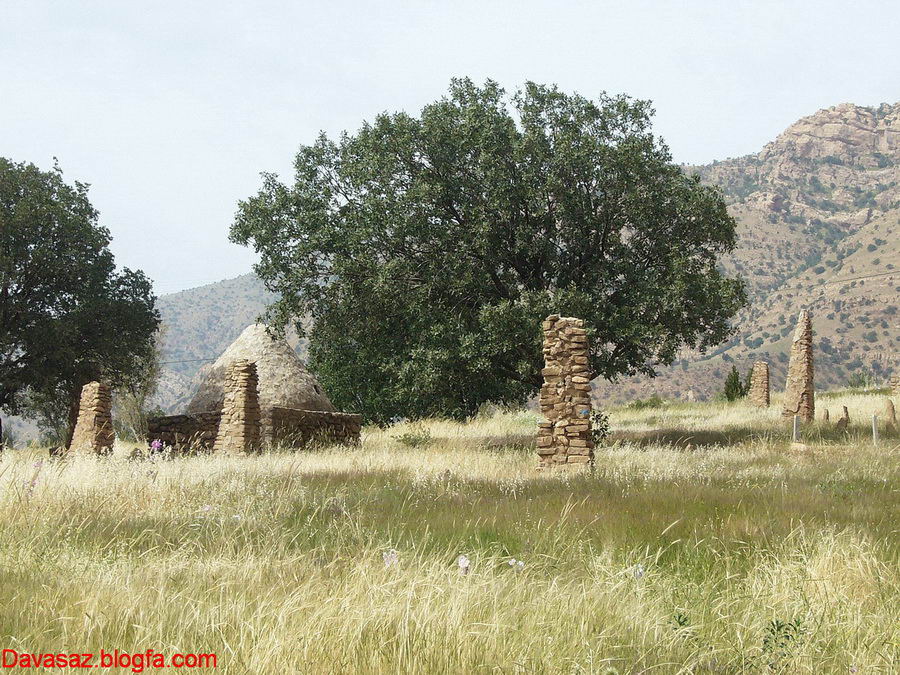 نمايي از قبرستان و تنوع قبور در آن