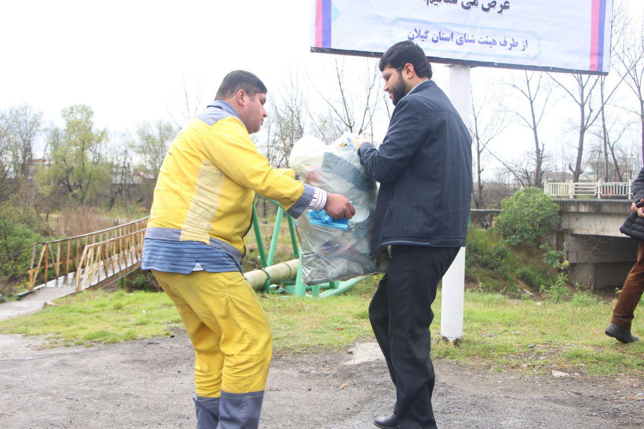 گزارش تصویری از اهدای گل به شهروندان در ازای تحویل پسماند خشک 12 photo 2019 03 20 23 18 45