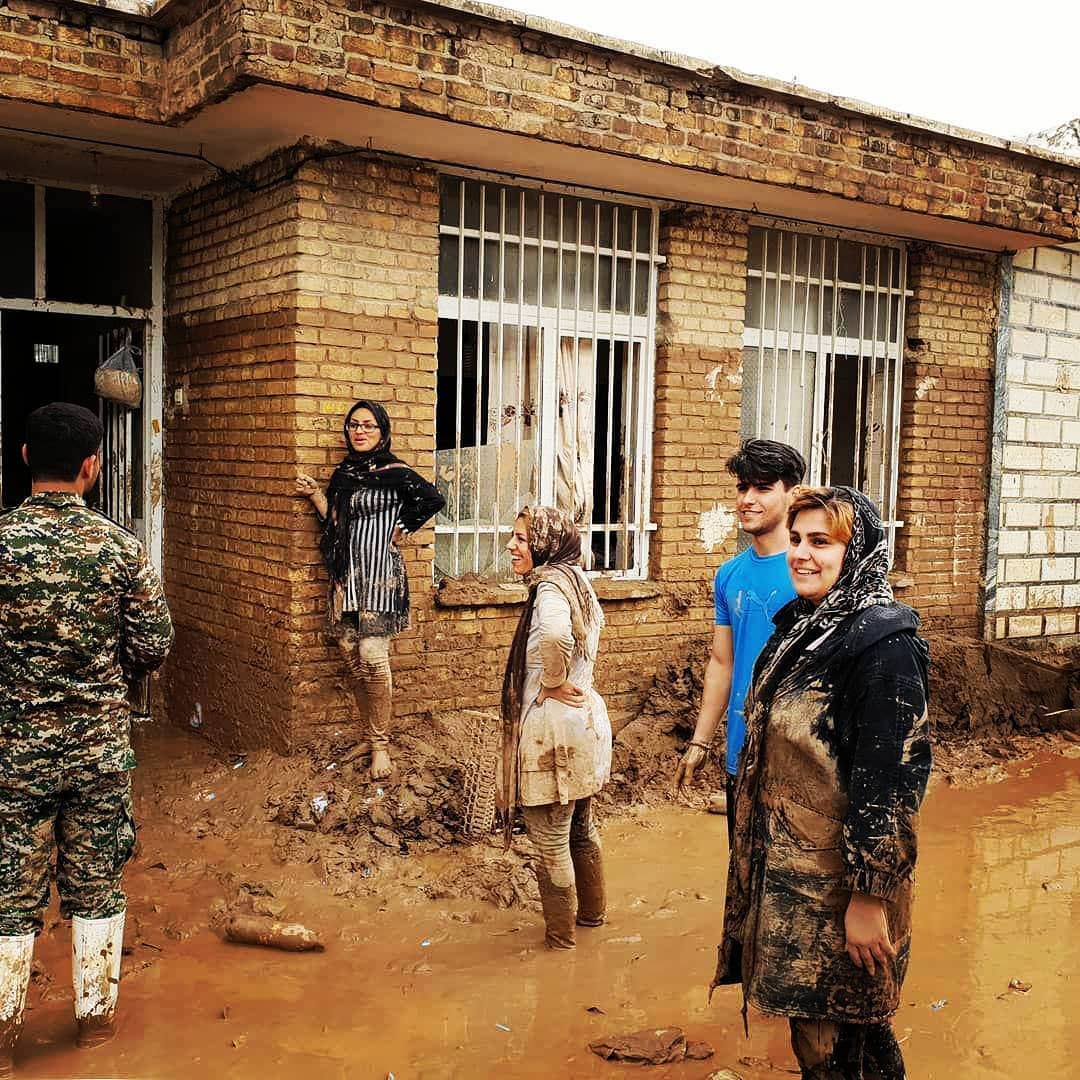 #سپاه  hosayn2500  امید و زندگی . . #سیل_مهربانی #سیل #شایعه #عکس #پلدختر #لرستان #شیراز #زلزله #هلال_احمر #امداد #کمک_رسانی #بازم_بسیج #ارتش #سپاه #سیل_دوستی #توئتر #توئیت #امید . تصویر جالبی از لبخند سیل زدگان پلدختر که مورد توجه کاربران فضای مجازی قرار گرفت 