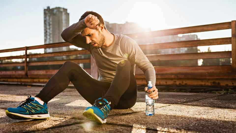 عرق کردن بیش از حد، علائم و درمان آن
