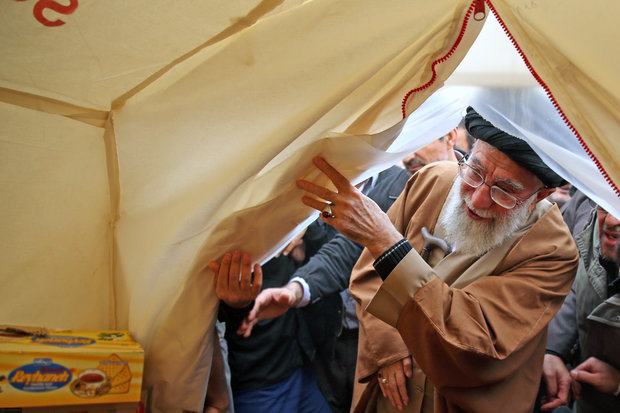 بازدید آیت الله خامنه ای از مناطق زلزله زده 1 بازدید رهبر ایران از مناطق زلزله زده